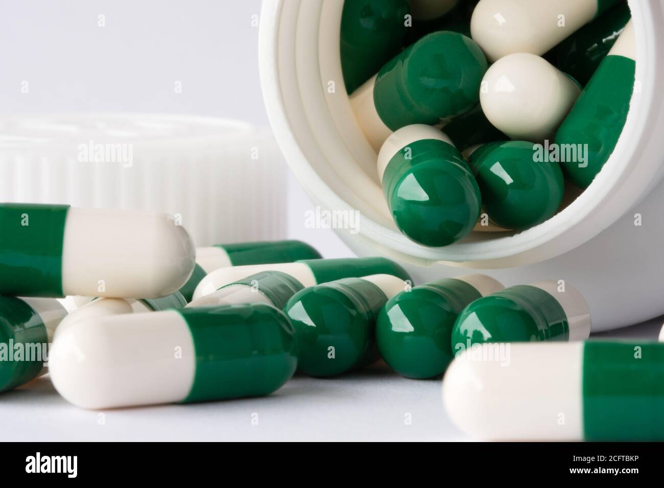 Penicillin Kapseln verschüttet aus einer Flasche Stockfoto