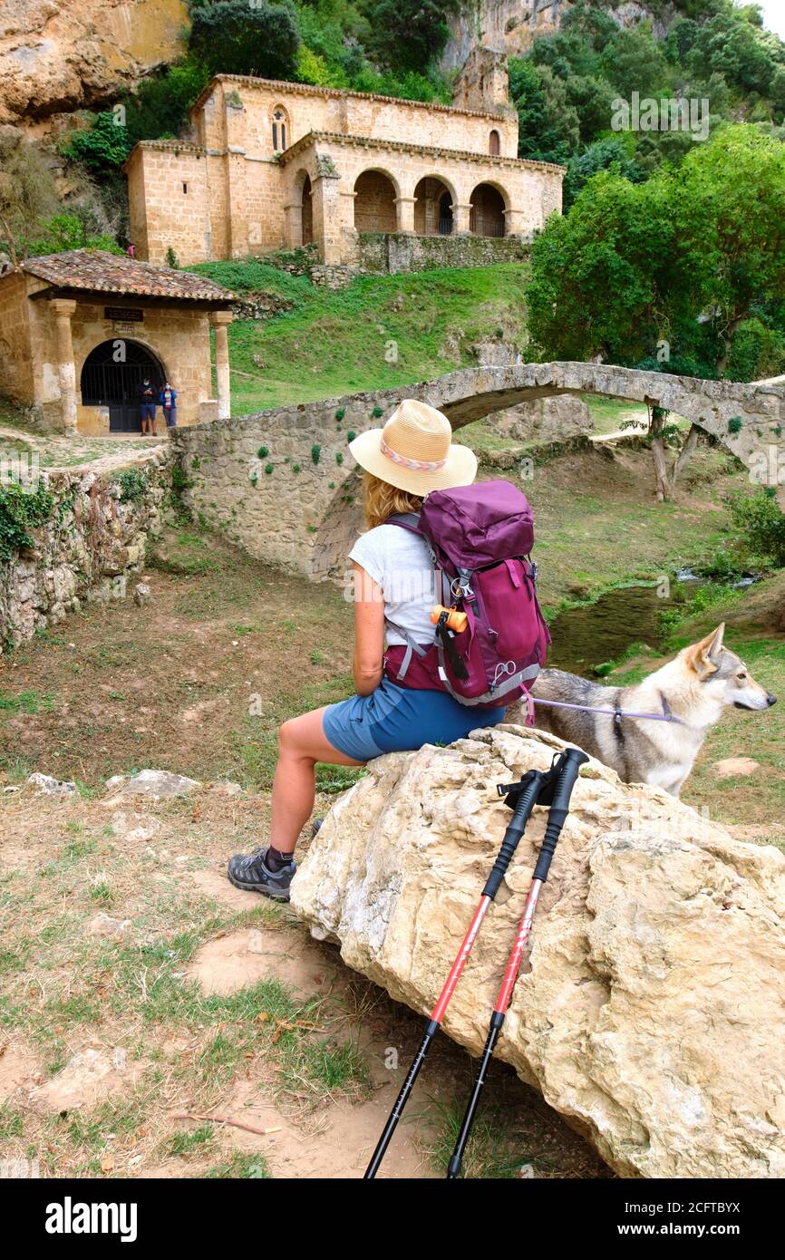 Wanderer reife junge Frau und Hund in Santa Maria de la Hoz Kapelle. Stockfoto