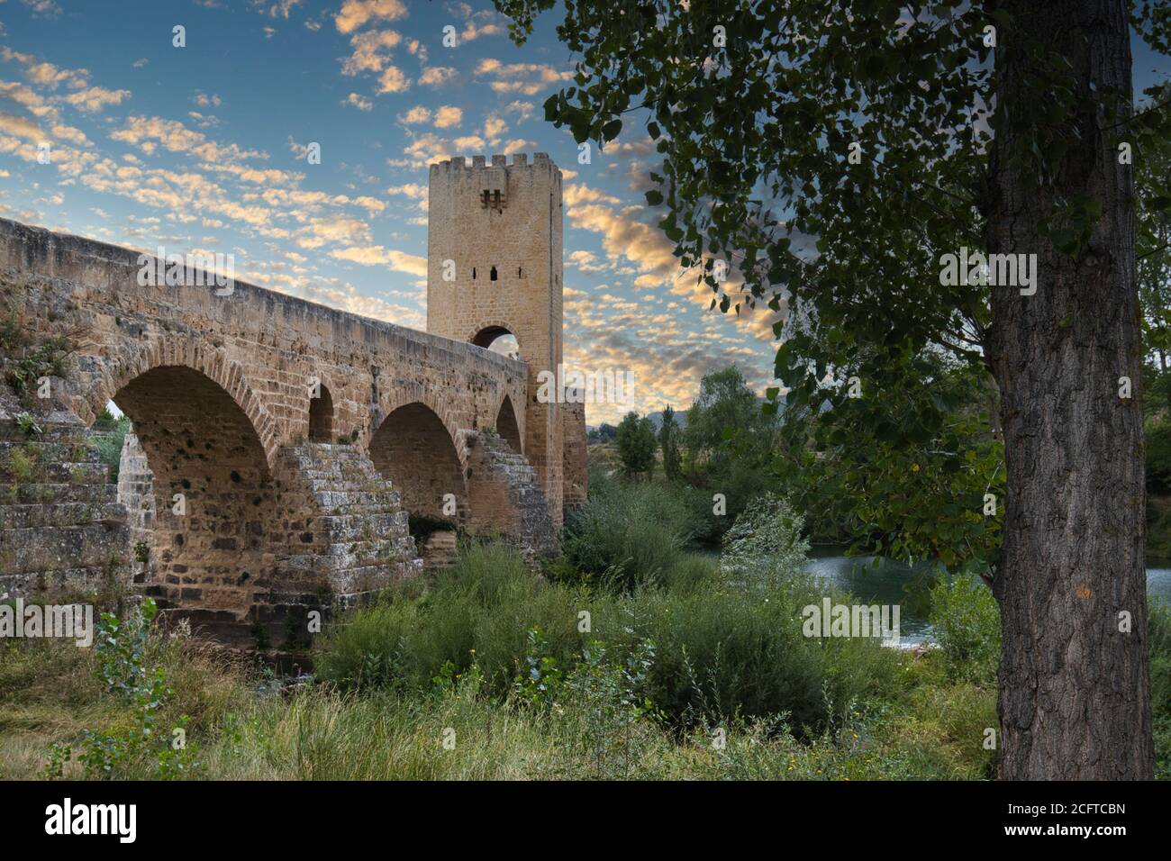 Mittelalterliche Brücke und Ebro Fluss. Stockfoto