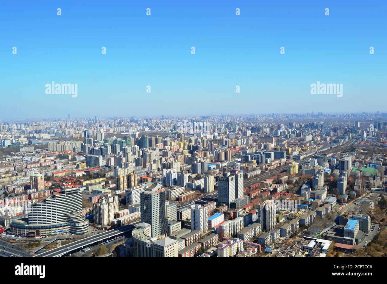 Peking / China - 1. März 2014: Luftaufnahme der Innenstadt von Peking, Blick vom zentralen Radio- und Fernsehturm in Peking Stockfoto