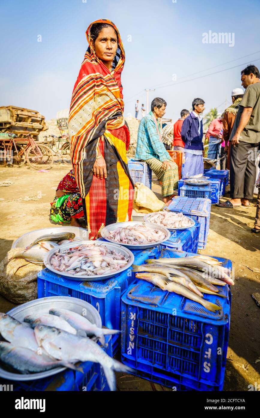 Chittagong, Bangladesch, 23. Dezember 2017: Frau verkauft auf dem Fischmarkt in Chittagong Fisch vom Morgenfang Stockfoto
