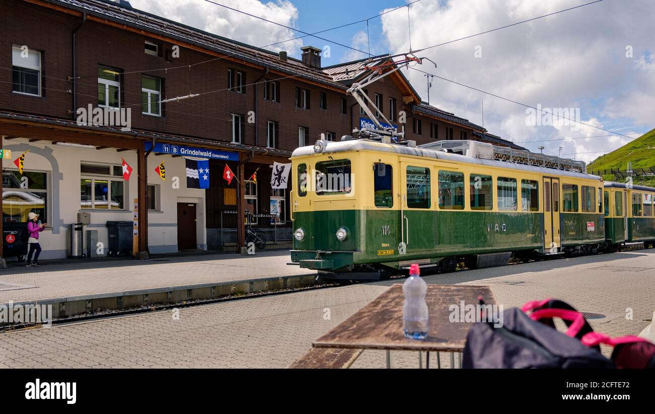Kleine Scheidegg, Berner Oberland, Schweiz - 3. August 2019 : Alter elektrischer Personenzug vom WAB im Bahnhof kleine Scheidegg, sid Stockfoto