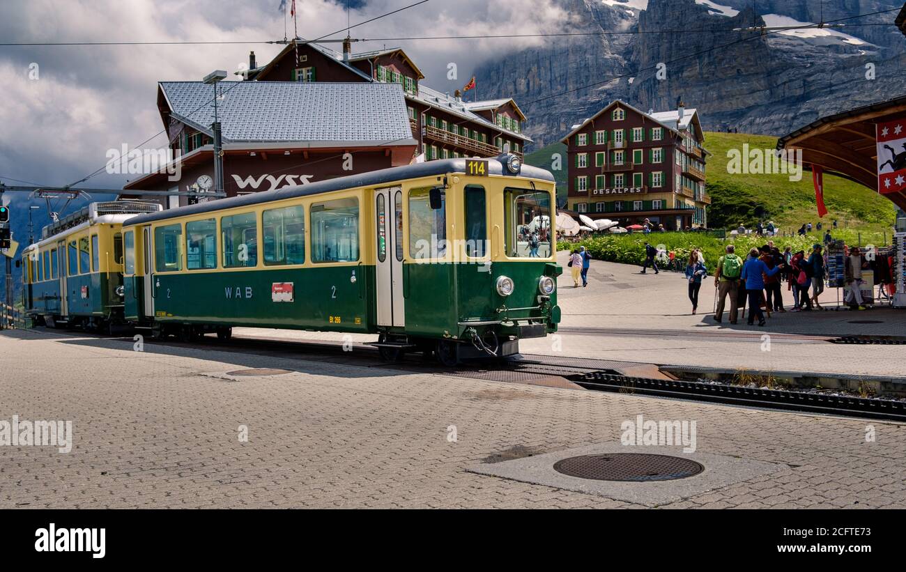 Kleine Scheidegg, Berner Oberland, Schweiz - 3. August 2019 : Alter elektrischer Personenzug vom WAB im Bahnhof kleine Scheidegg, Side Grinde Stockfoto