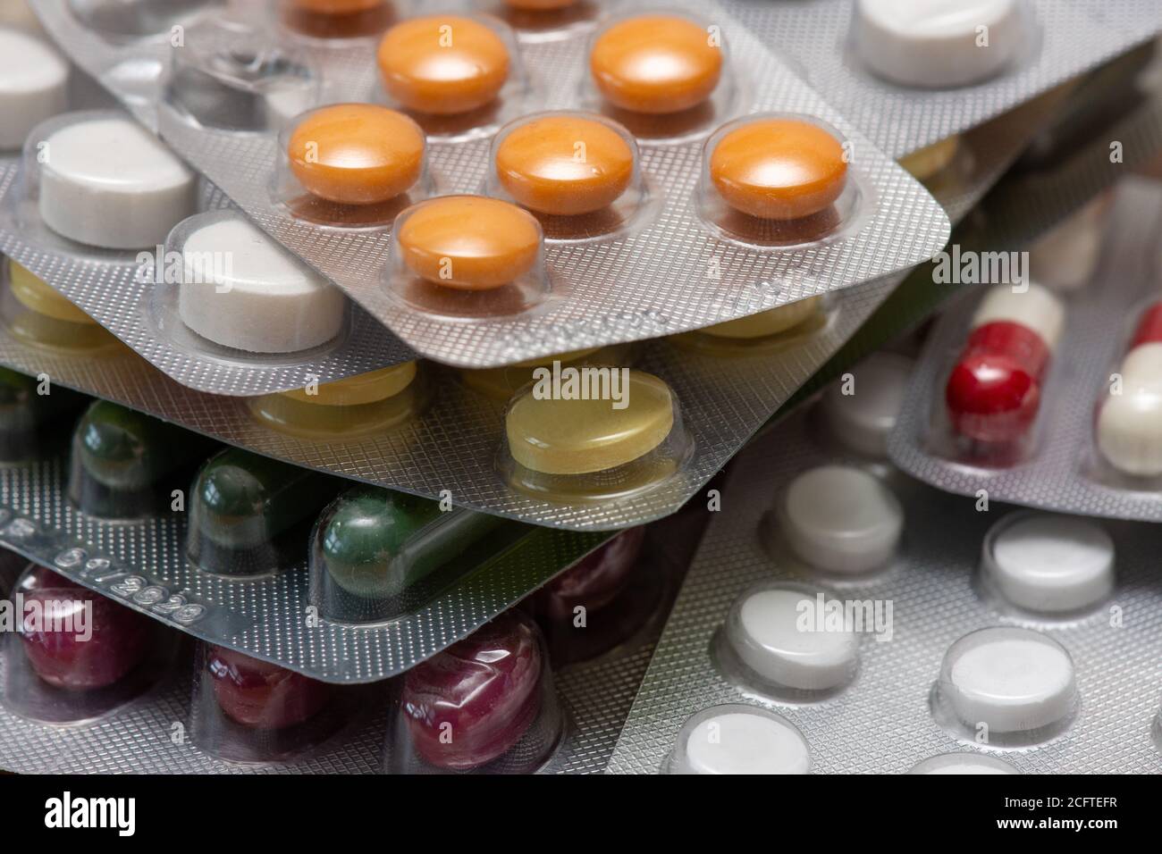 Verschiedene Arten von Medikamenten Tabletten und Pillen in Blisterpackungen. Konzepte der pharmazeutischen Industrie und des Drogenkonsums Stockfoto