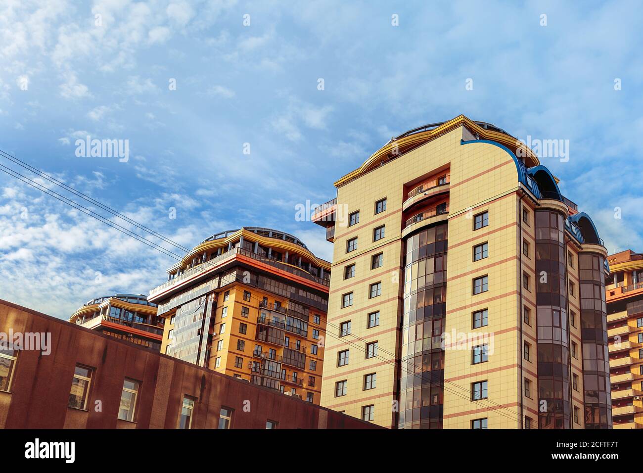 Helle Hochhäuser am blauen Himmel. Stockfoto