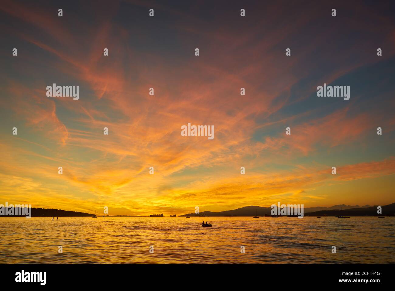 English Bay Kitsilano Sonnenuntergang. English Bay und Salish Sea Sonnenuntergang mit Blick auf Vancouver Island. Stockfoto
