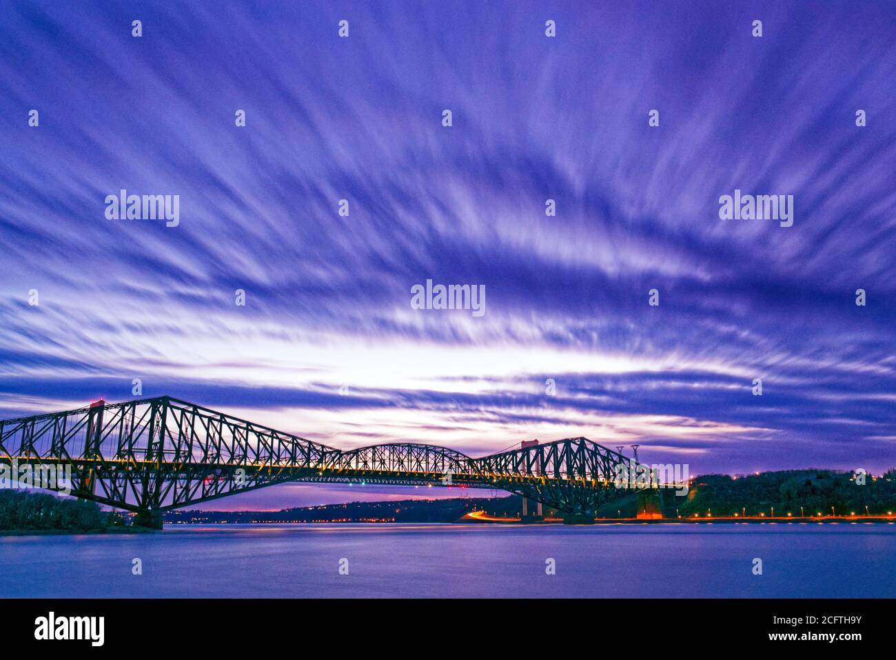 Der St. Lawrence River und die Pont du Quebec Sonnenuntergang Stockfoto