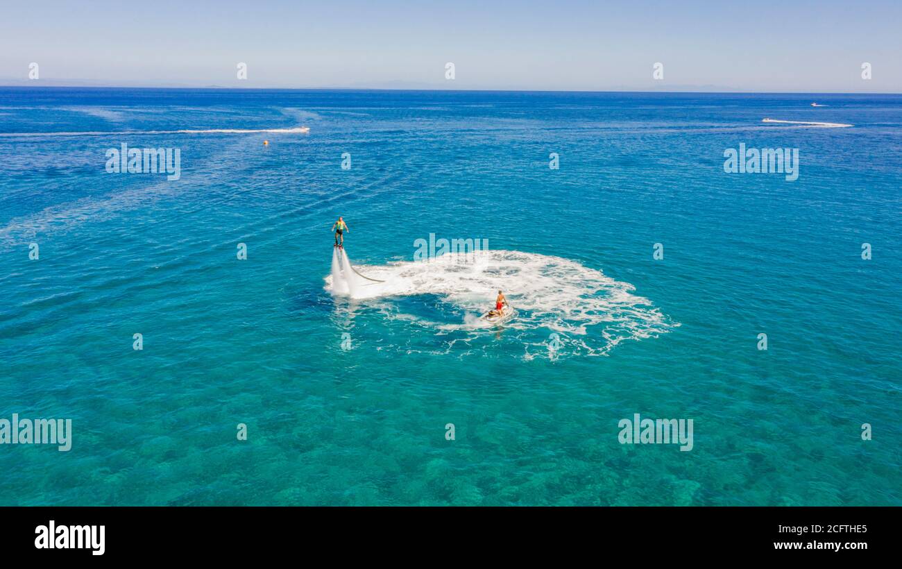 Fly Boarding und Reiten im Meer an einem sonnigen Sommertag, Zakynthos, Griechenland Stockfoto