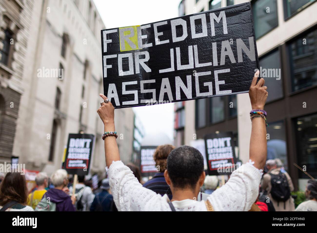 Protestler mit Plakat vor dem Strafgericht von Old Bailey, Auslieferungsverhandlung für Julian Assange, London, 7. September 2020 Stockfoto