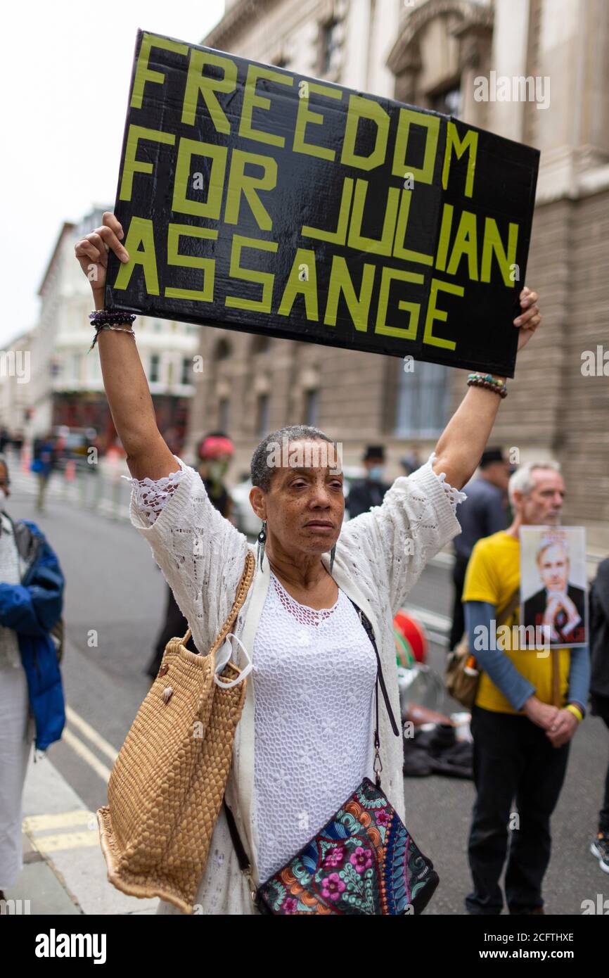 Protestler mit Plakat vor dem Strafgericht von Old Bailey, Auslieferungsverhandlung für Julian Assange, London, 7. September 2020 Stockfoto