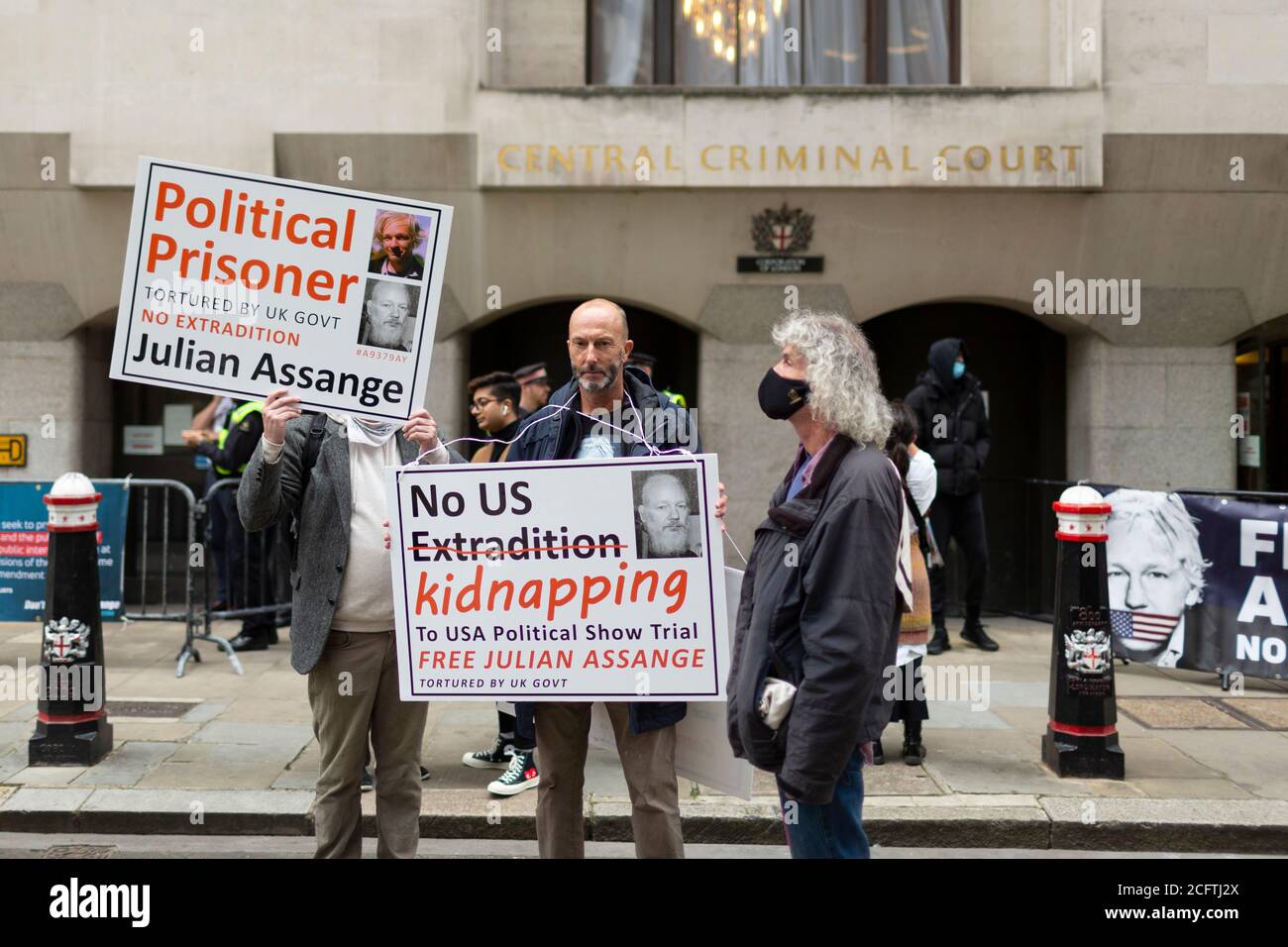 Demonstranten halten Plakate vor dem Strafgericht von Old Bailey, Auslieferungsverhandlung für Julian Assange, London, 7. September 2020 Stockfoto