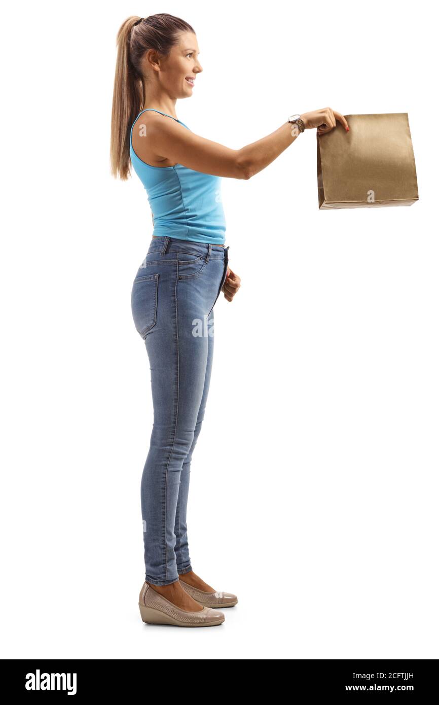 In voller Länge Profilaufnahme einer jungen Frau mit einem Lebensmittelbeutel zum Mitnehmen isoliert auf weißem Hintergrund Stockfoto
