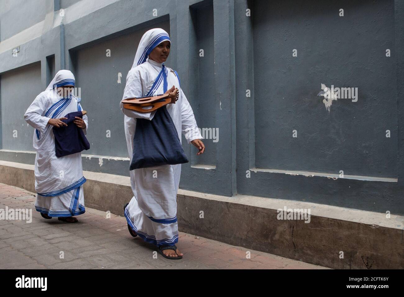 Missionare der Nächstenliebe Schwestern und Nonnen zu Fuß vor dem Haus der Mutter in Kolkata, Indien Stockfoto