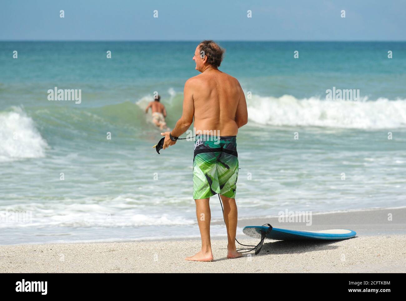 HOLMES BEACH, ANNA MARIA ISLAND, FL / USA - 4. Oktober 2013: Surfer auf Anna Maria Island nutzen die größeren Wellen im Gul Stockfoto