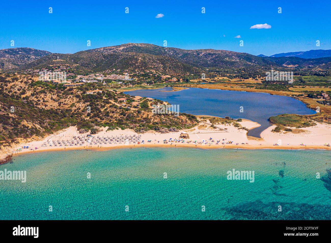 Panorama der wunderschönen Strände von Chia, Sardinien, Italien. Blick auf die wunderschöne Bucht von Chia und die wunderschönen Strände, Insel Sardinien, Italien. Wunderschönes Meer und Stockfoto