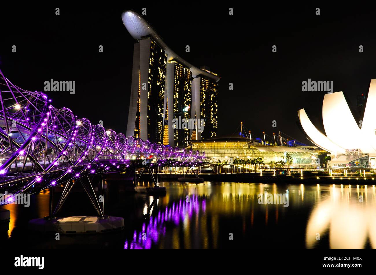 Marina Bay Sands Hotel, Helix Bridge und Art Science Museum bei Nacht in Singapur Stockfoto
