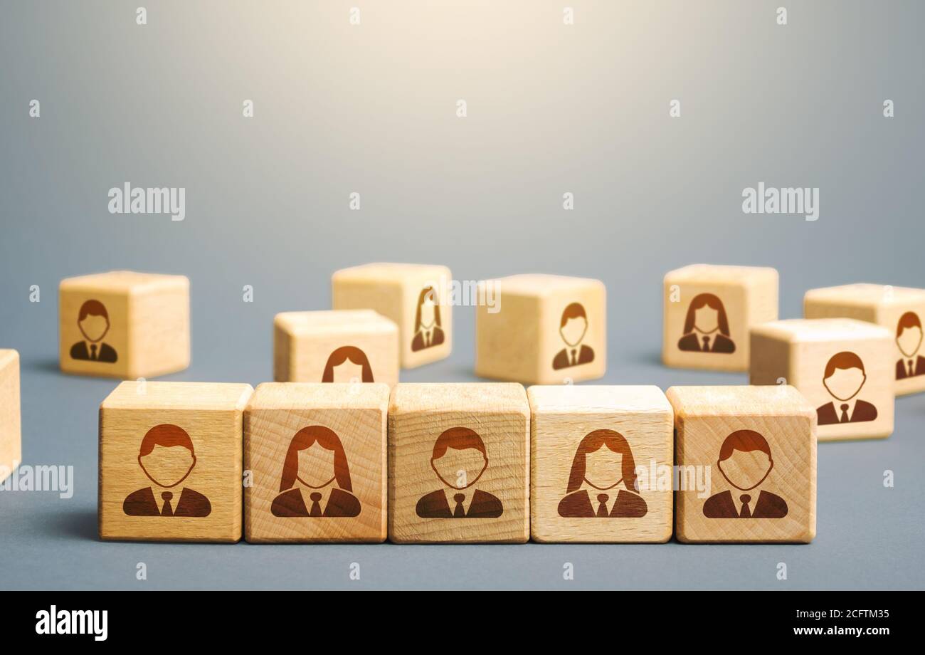 Blockreihe mit Mitarbeitern. Aufbau eines Geschäftsteams aus vielen Kandidaten. Personalmanagement, Teamgruppenbildung für ein neues Projekt. Einstellung und Stockfoto