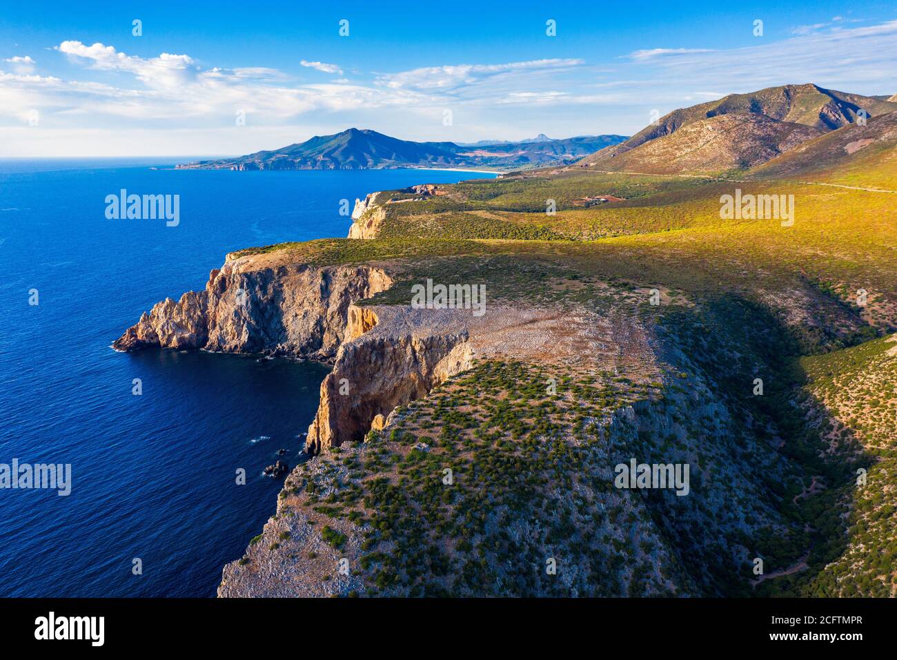 Insel Sardinien, westliche Mittelmeer zerklüftete Küste, Italien. Mittelmeerinsel Sardinien (Sardegna), Italien. Klippen am westlichen Ufer, Sardin Stockfoto