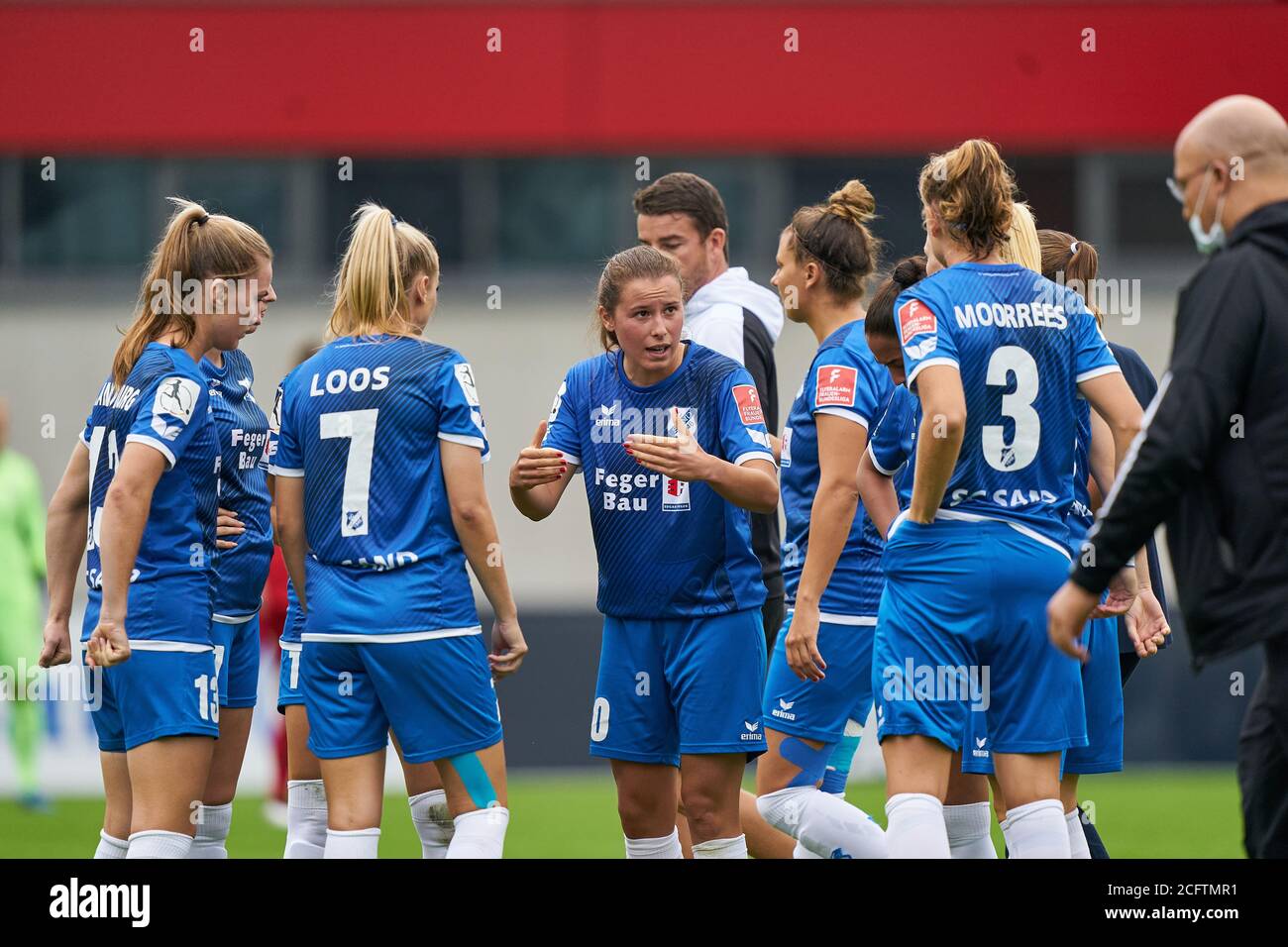 Fußball München - Sand, München 6. September 2020. Dina BLAGOJEVIC, SC Sand 10 Michaela BRANDENBURG, SC Sand 13 Chiara LOOS, SC Sand 7 Diane CALDWELL, SC Sand 5 Myrthe MOOREES, SC Sand 3 Gespräch, diskutieren, argumentieren, unterhalten, Aktion, Anweisungen geben, FC BAYERN MÜNCHEN - SC SAND 6-0 - die DFL-VORSCHRIFTEN VERBIETEN DIE VERWENDUNG VON FOTOGRAFIEN als BILDSEQUENZEN und/oder QUASI-VIDEO - 1. Frauen Deutsche Fußballliga, München, 6. September 2020. Saison 2019/2020, Spieltag 1, FCB, München, FC Bayern Campus © Peter Schatz / Alamy Live News Stockfoto