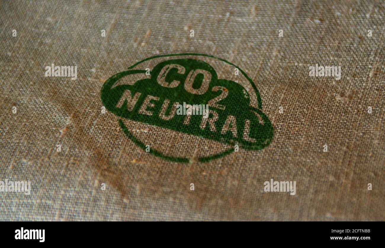 CO2-CO2-neutraler Emissionsstempel auf Leinensack gedruckt. Ökologie, Umweltfreundlichkeit, Klimawandel, grüner Kraftstoff und Erdschutzkonzept. Stockfoto
