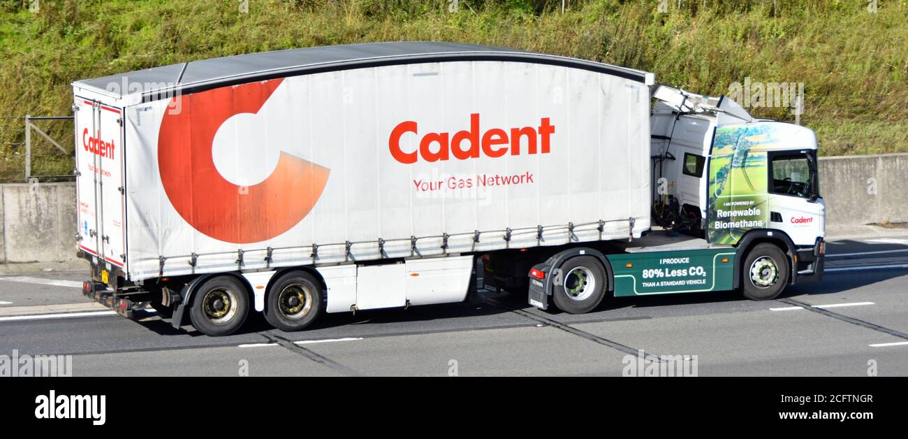 Seitenrückansicht Cadent-Anhänger eines Erdgasversorgungsnetzgeschäfts, der auch für die Verwendung von Biomethan-Kraftstoff durch Lkw auf der Autobahn m25 UK wirbt Stockfoto