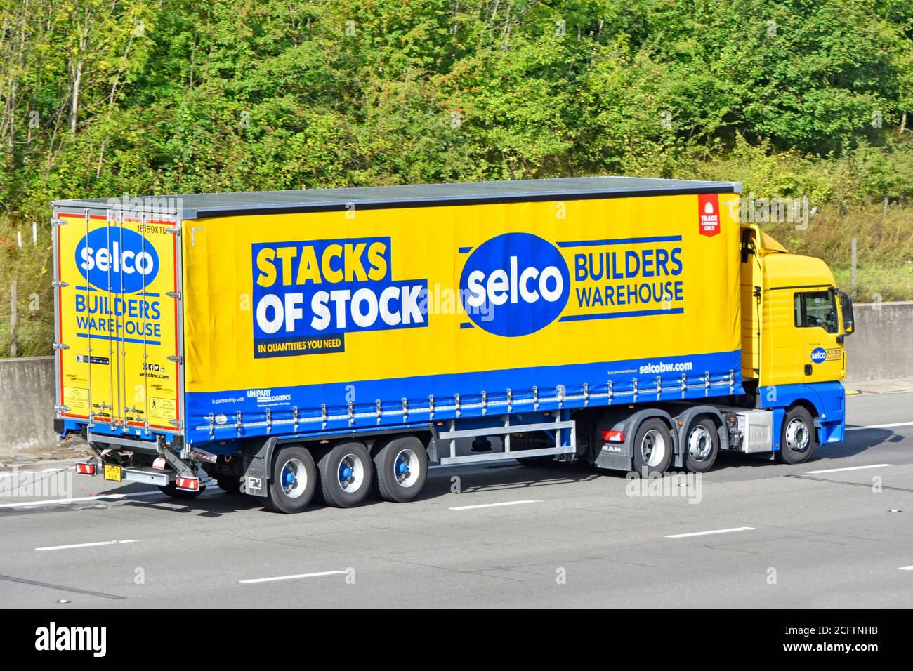 Seiten- und Rückansicht SELCO Bauherren Händler Geschäft Store Lieferung Supply Chain LKW Werbung auf weichen Vorhang Anhänger Auf der britischen Autobahn Stockfoto