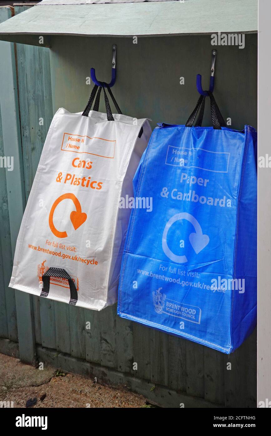 Recycling-Logo auf Mülltonnen in Form von Gemeinde Behörde Blau & weiß Plastikbeutel Säcke für Abfallmanagement Recycling Von Müllabfall England Großbritannien Stockfoto