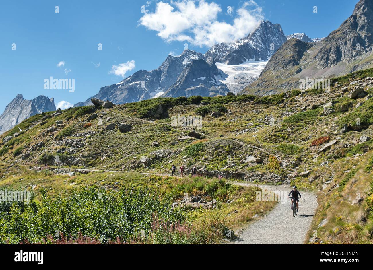 Menschen, die Sport aus dem Mont Blanc-Massiv ausüben. Panoramablick auf den Vinschgau und den Combal See im Sommer, Courmayeur, Aosta, Italien Stockfoto