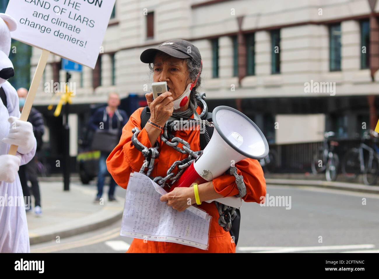 LONDON, ENGLAND. 7. SEPTEMBER 2020 Unterstützer von Julian Assange vor dem Gericht nach dem ersten Tag der Auslieferungsverhandlung von Julian Assange im Old Bailey, London (Quelle: Lucy North) Quelle: MI News & Sport /Alamy Live News Stockfoto