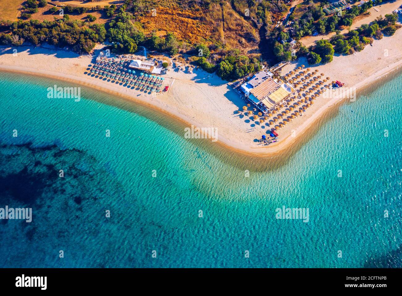 Luftaufnahme von Tuerredda Strand an einem schönen Tag, Sardinien, Italien. Luftdrohnenaufnahme von Tuerredda in Sardegna. Der berühmte Strand Tuerredda im Süden von Stockfoto