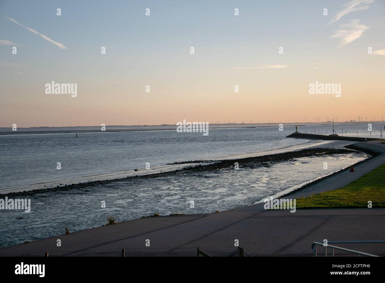 Schöne Aufnahme einer Küste mit Booten während eines Sonnenuntergangs Stockfoto