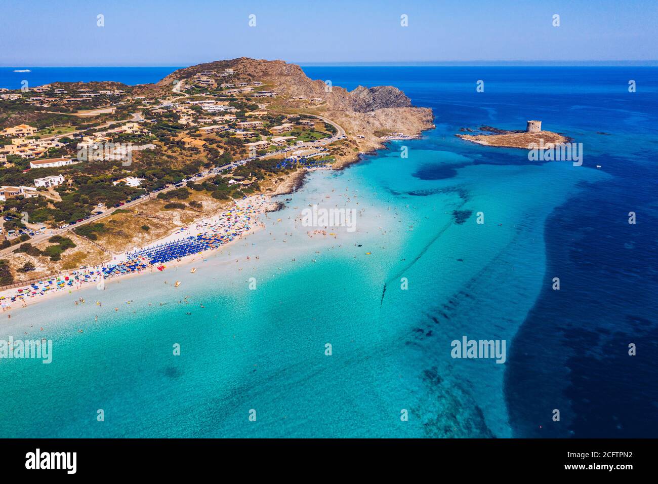 Atemberaubende Luftaufnahme von Pelosa Beach (Spiaggia della Pelosa). Stintino, Sardinien, Italien. Strand La Pelosa, Sardinien, Italien. La Pelosa Strand, wahrscheinlich nicht Stockfoto