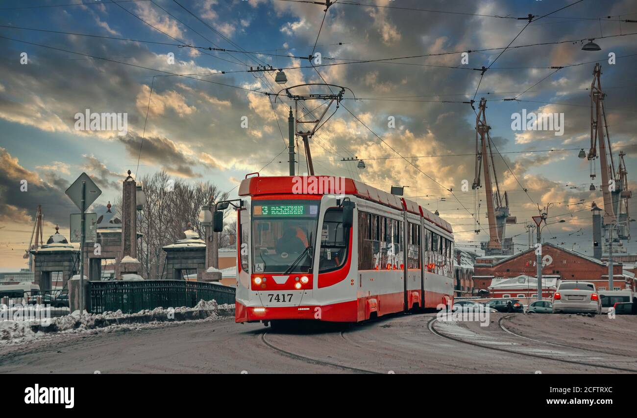 Moderne Stadt Straßenbahn über Brücke in St. Petersburg. Konzept der öffentlichen Verkehrsmittel. Stadt Hintergrund, Banner. Stockfoto