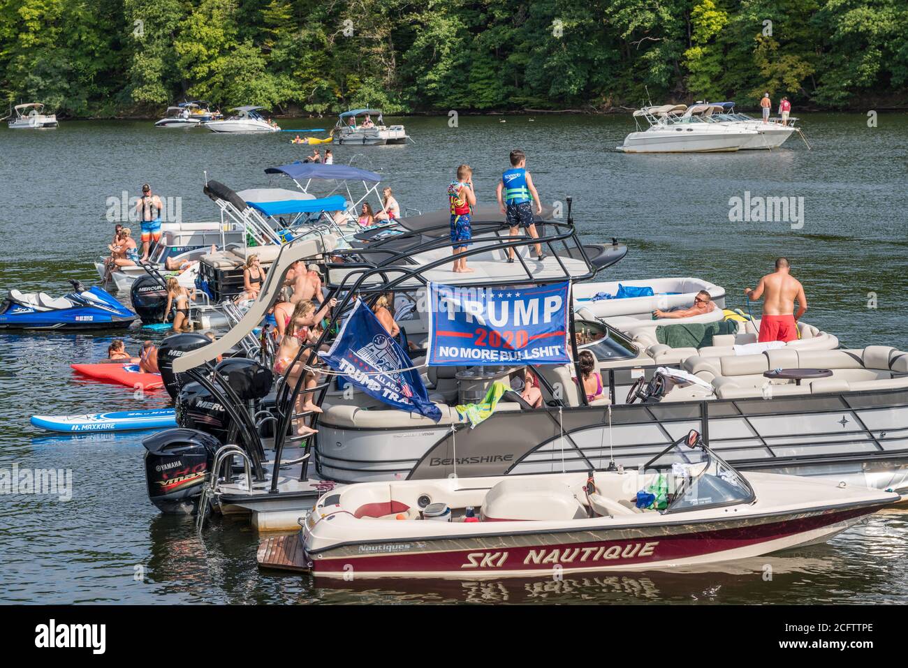 Morgantown, WV - 7. September 2020: Trump-Anhänger feiern am Cheat Lake den Labor Day in großer Gruppe Stockfoto