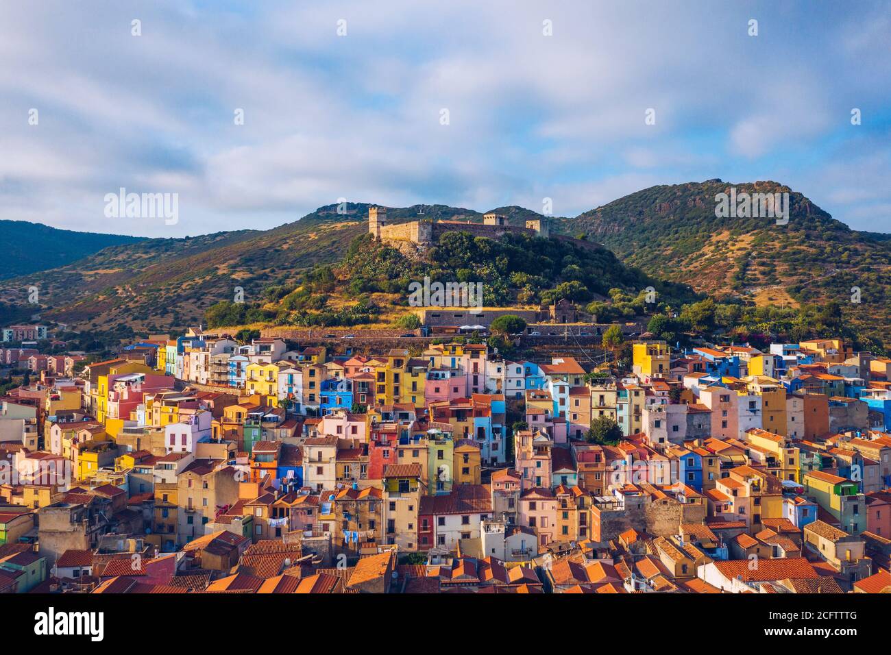 Luftaufnahme des schönen Dorfes Bosa mit farbigen Häusern und einer mittelalterlichen Burg. Bosa liegt im Norden Sardiniens, Italien. Antenne V Stockfoto