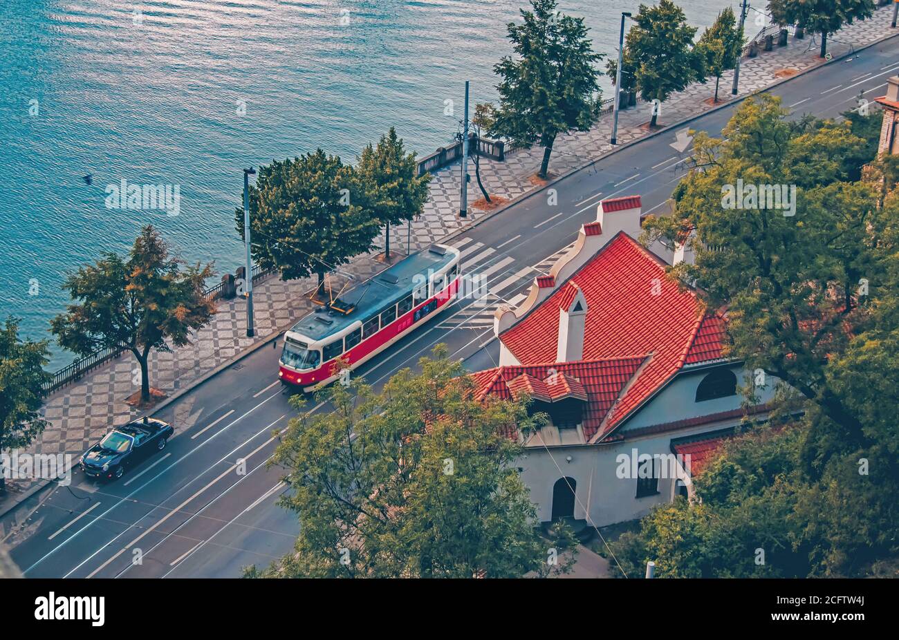 Vintage-Straßenbahn im historischen Zentrum von Prag. Moldaukai das Prager Straßenbahnnetz ist das drittgrößte der Welt. Stockfoto