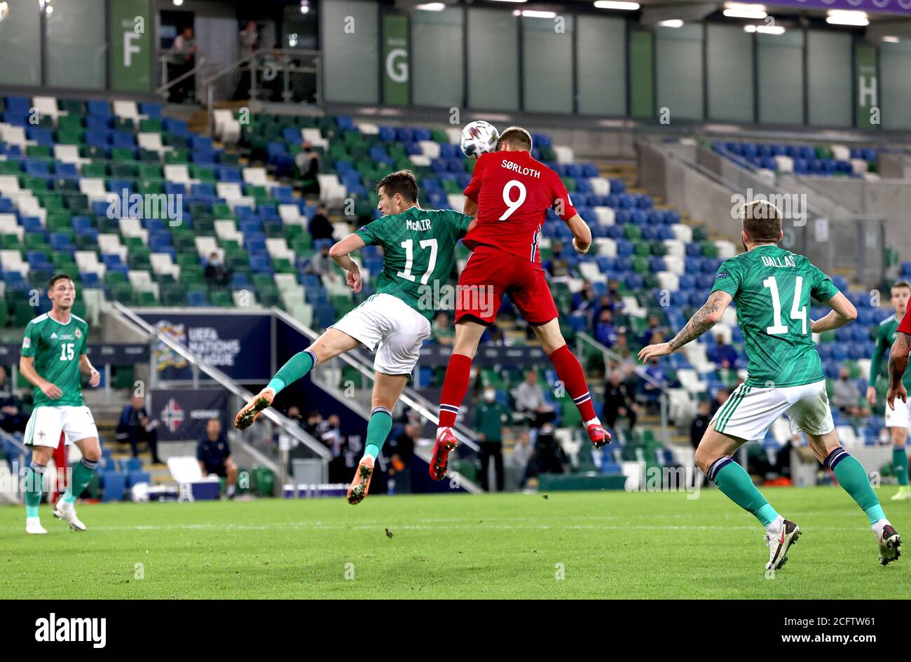 Der nordirische Paddy McNair (links) und der norwegische Alexander Sorloth kämpfen während des UEFA Nations League-Spiels Gruppe 1, Liga B im Windsor Park, Belfast, um einen Header. Stockfoto