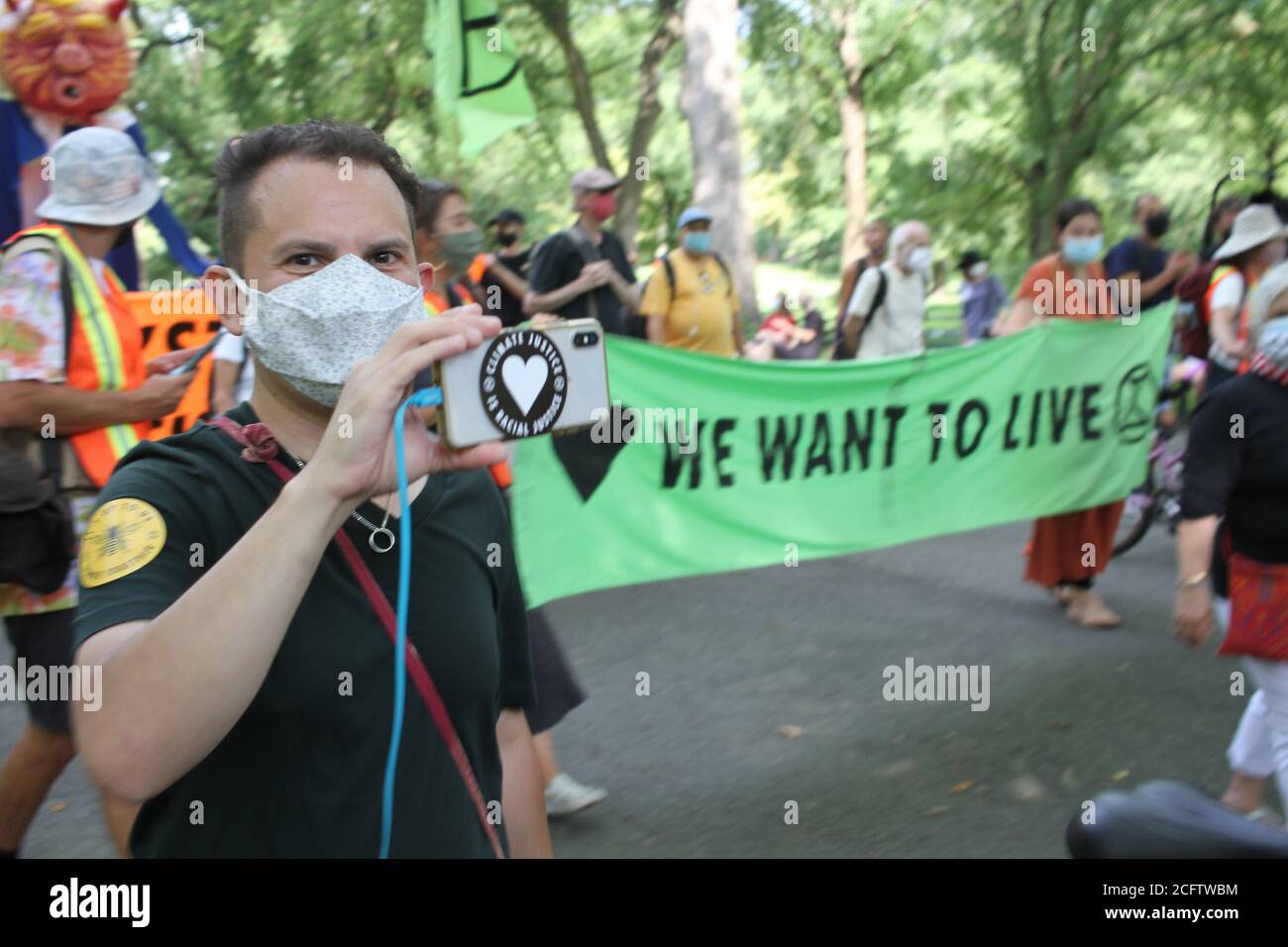 New York, USA. September 2020. (NEU) Ã¢â‚¬Å“ Wir wollen liveÃ¢â‚¬Â gegen den Zusammenbruch des Klimas im Central Park protestieren. 7. September 2020, New York, USA: Eine Gruppe von Menschen, die für den Klimawandel sind, protestiert im Central Park gegen den Klimawandel, Covid-19, rassische Ungerechtigkeit und sagt, dass alle Symptome eines toxischen Systems sind, das die Menschen zum Aussterben treibt. Sie behaupten, Ã¢â‚¬Å Rebellion ist in der airÃ¢â‚¬Â und die Regierung versäumt, sie sicher zu halten und itÃ¢â‚¬â„¢s Zeit, sich die Zukunft, die sie wollen und ändern Sie das System zusammen. Kredit: ZUMA Press, Inc./Alamy Live Nachrichten Stockfoto