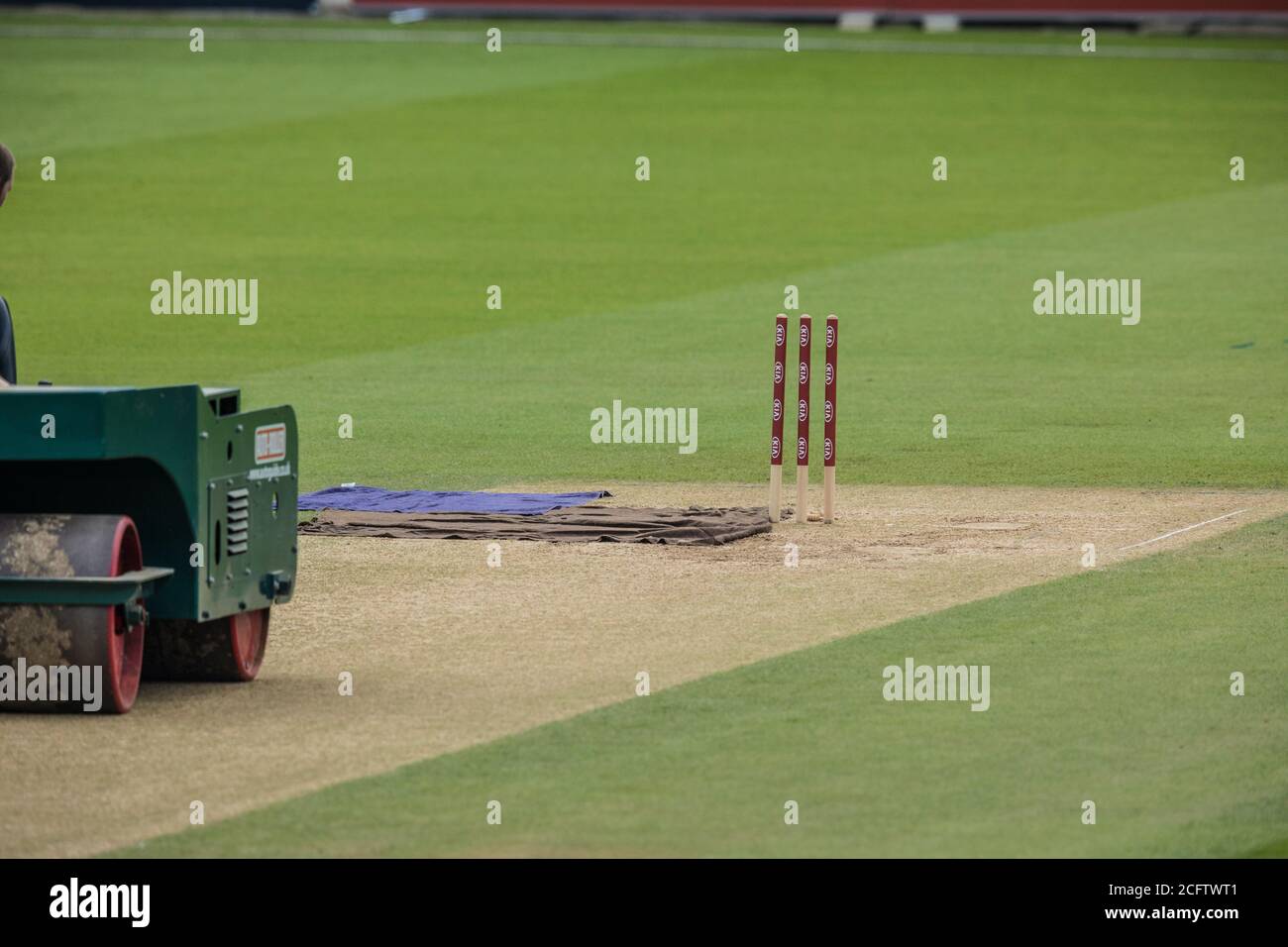 London, Großbritannien. September 2020. Handtücher und die schwere Rolle vor dem Spiel als Surrey auf Sussex am zweiten Tag des Bob Willis Trophy Spiel im Oval zu nehmen. David Rowe/Alamy Live News Stockfoto