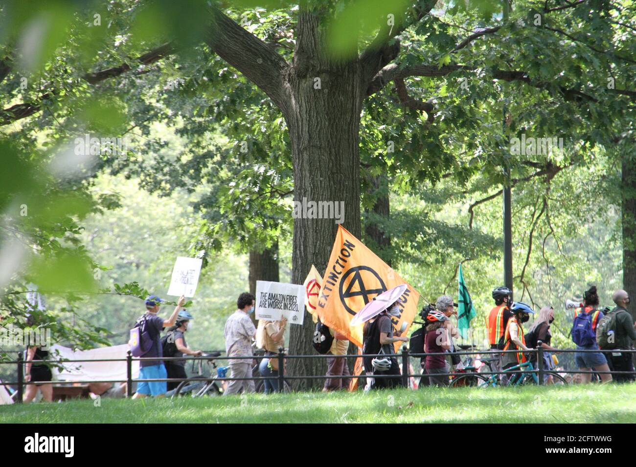 New York, USA. September 2020. (NEU) Ã¢â‚¬Å“ Wir wollen liveÃ¢â‚¬Â gegen den Zusammenbruch des Klimas im Central Park protestieren. 7. September 2020, New York, USA: Eine Gruppe von Menschen, die für den Klimawandel sind, protestiert im Central Park gegen den Klimawandel, Covid-19, rassische Ungerechtigkeit und sagt, dass alle Symptome eines toxischen Systems sind, das die Menschen zum Aussterben treibt. Sie behaupten, Ã¢â‚¬Å Rebellion ist in der airÃ¢â‚¬Â und die Regierung versäumt, sie sicher zu halten und itÃ¢â‚¬â„¢s Zeit, sich die Zukunft, die sie wollen und ändern Sie das System zusammen. Kredit: ZUMA Press, Inc./Alamy Live Nachrichten Stockfoto