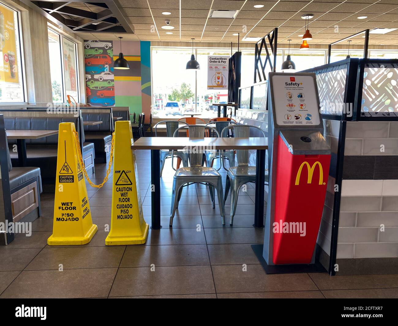 Orlando, FL/USA-9/1/20: Der geschlossene Speisesaal eines McDonalds wegen der Coronavirus-Pandemie in Orlando, Florida. Stockfoto