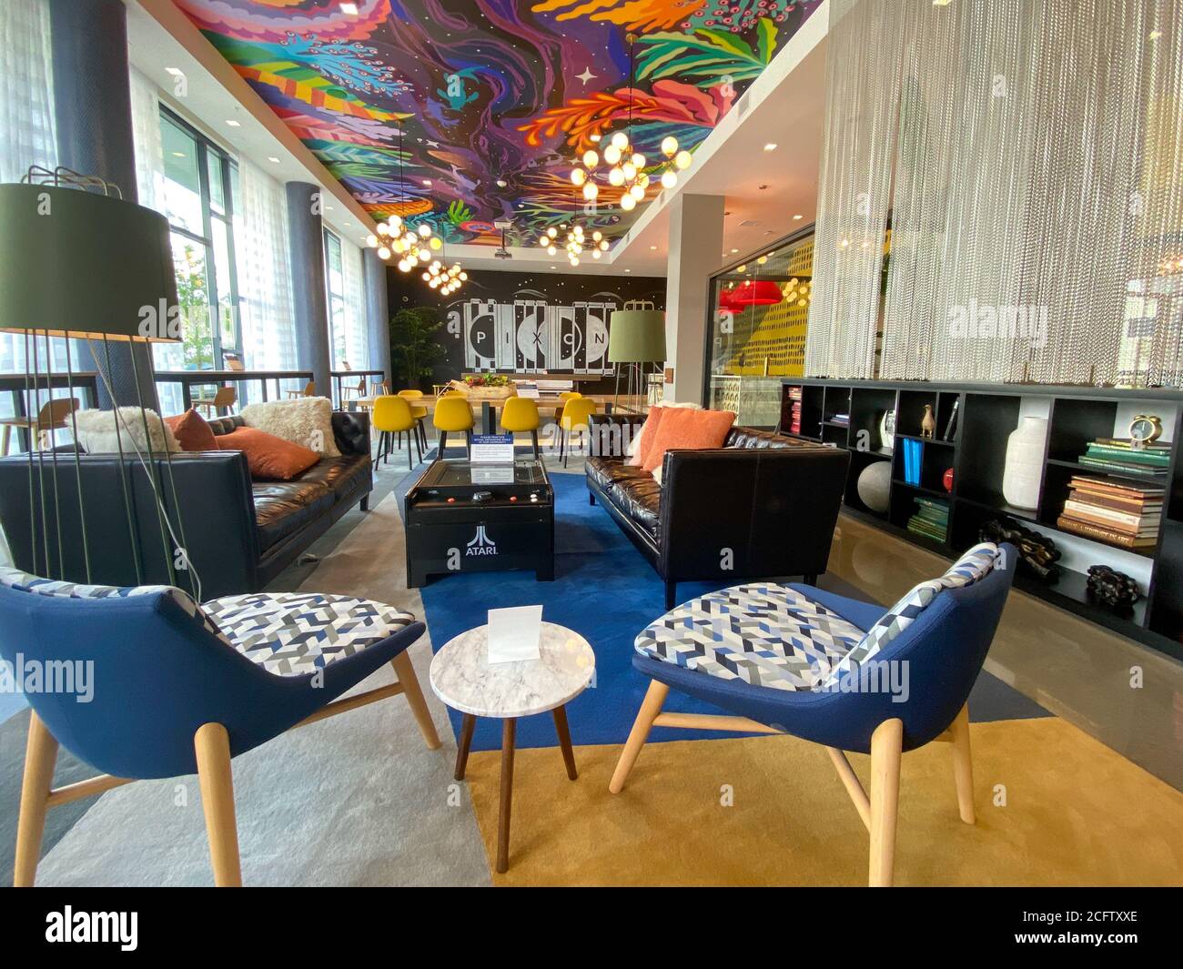 Orlando, FL/USA-8/28/20: Eine Sitzecke in einem Mehrfamilienhaus, wo die Menschen entspannen, feiern, versammeln und warten, bis die Bewohner kommen und bekommen können Stockfoto