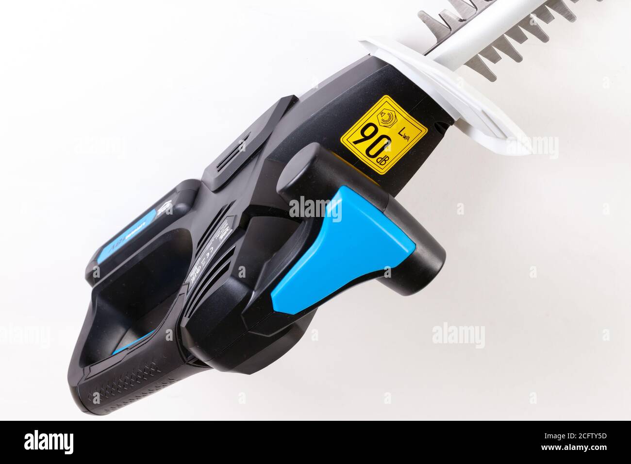 Warnschild für Geräuschpegel am Elektrowerkzeug der Heckenschere Stockfoto