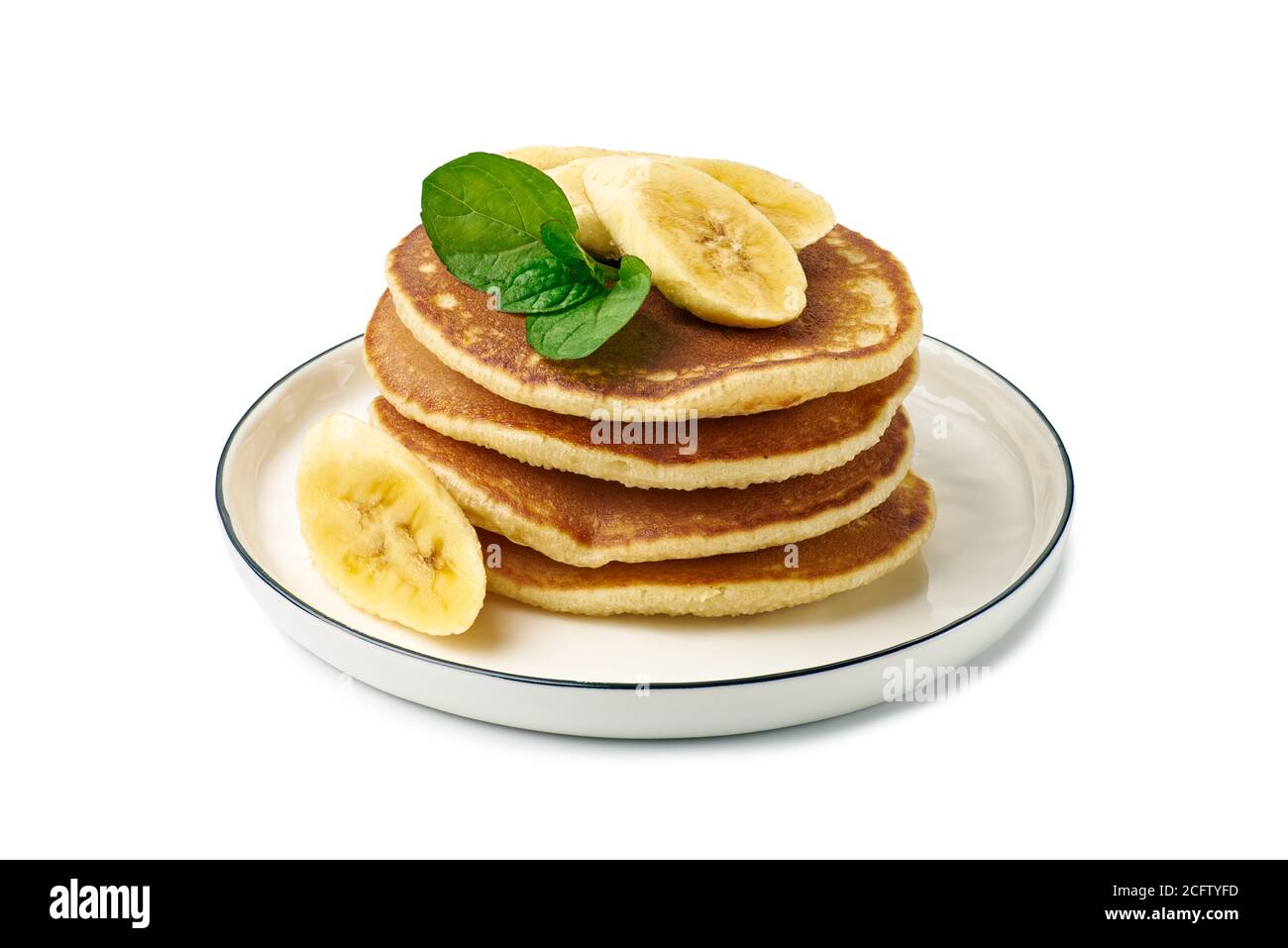 Stapel von Pfannkuchen mit Banane und Minze Blatt auf Gericht Überweiß Stockfoto