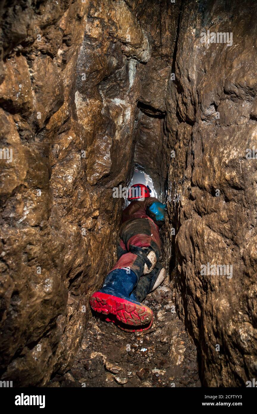 Eine sehr schmale Passage entlang einer kleinen Ader in einer alten Bleimine in Derbyshire gesprengt. Stockfoto