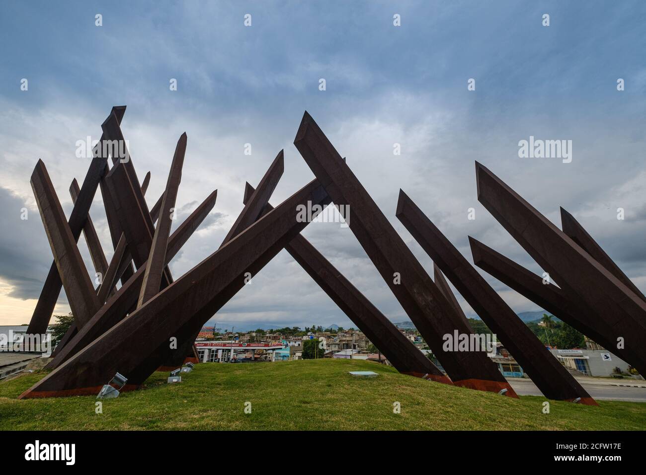 SANTIAGO de CUBA, KUBA - UM JANUAR 2020: Denkmal auf dem Platz der Revolution (Plaza de la Revolucion) in Santiago de Cuba, Stockfoto