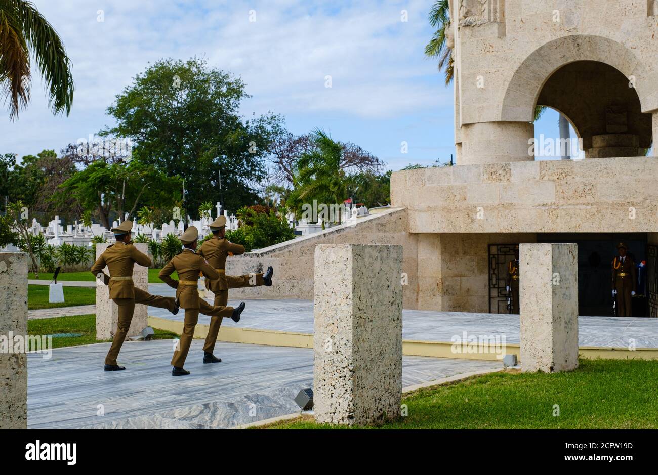 SANTIAGO de CUBA, KUBA - CA. JANUAR 2020: Wachwechsel am Jose Marti Mausoleum auf dem Friedhof Santa Ifigenia in Santiago de Cuba. Das ist es Stockfoto