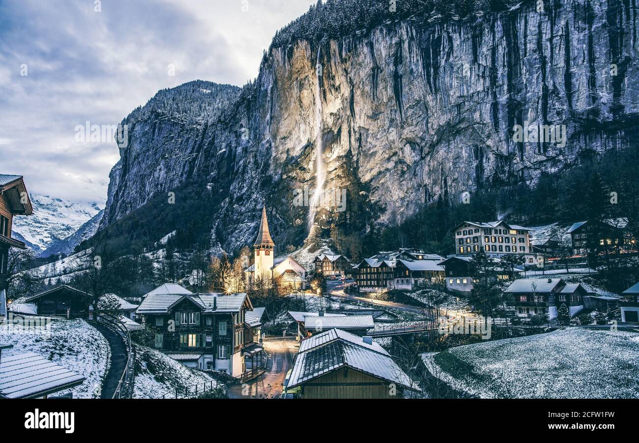 Erstaunliche touristische alpine Dorf in der Nacht im Winter mit berühmten kirche und Staubbach Wasserfall Lauterbrunnen Schweiz Europa Stockfoto