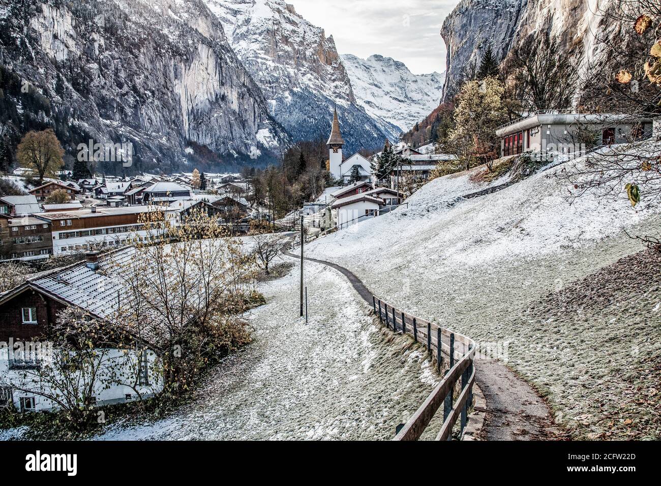 Erstaunliche touristische alpine Dorf im Winter mit berühmten Kirche und Staubbach Wasserfall Lauterbrunnen Schweiz Europa Stockfoto