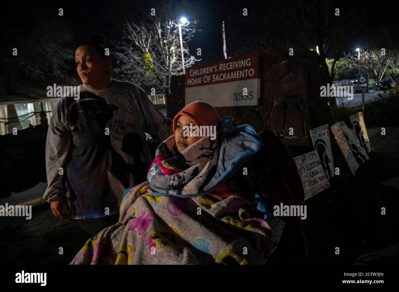 Sacramento, Kalifornien, USA. Februar 2020. FELICIA BRENT-VELASQUEZ, 18, wird in ihrem Rollstuhl in Decken gebündelt, als sie sich ihrer Mutter FELICIA CLARK, 36, aus Protest vor dem Kinderempfangsheim von Sacramento anschließt. "Es ist schwer, die Dinge zu sehen, die ich da draußen sehe, aber deshalb gehe ich immer wieder zurück", sagte Clark. "Ich will nur einen Freitag da draußen stehen und nichts sehen. Ich möchte keine Kinder sehen, Menschen tun, was sie tun sollen, Kinder gehen, um Aktivitäten zu machen, Eltern kommen und glücklich, Teil eines Prozesses zu sein." (Bild: © Renee C. Byer/Sacramento Stockfoto